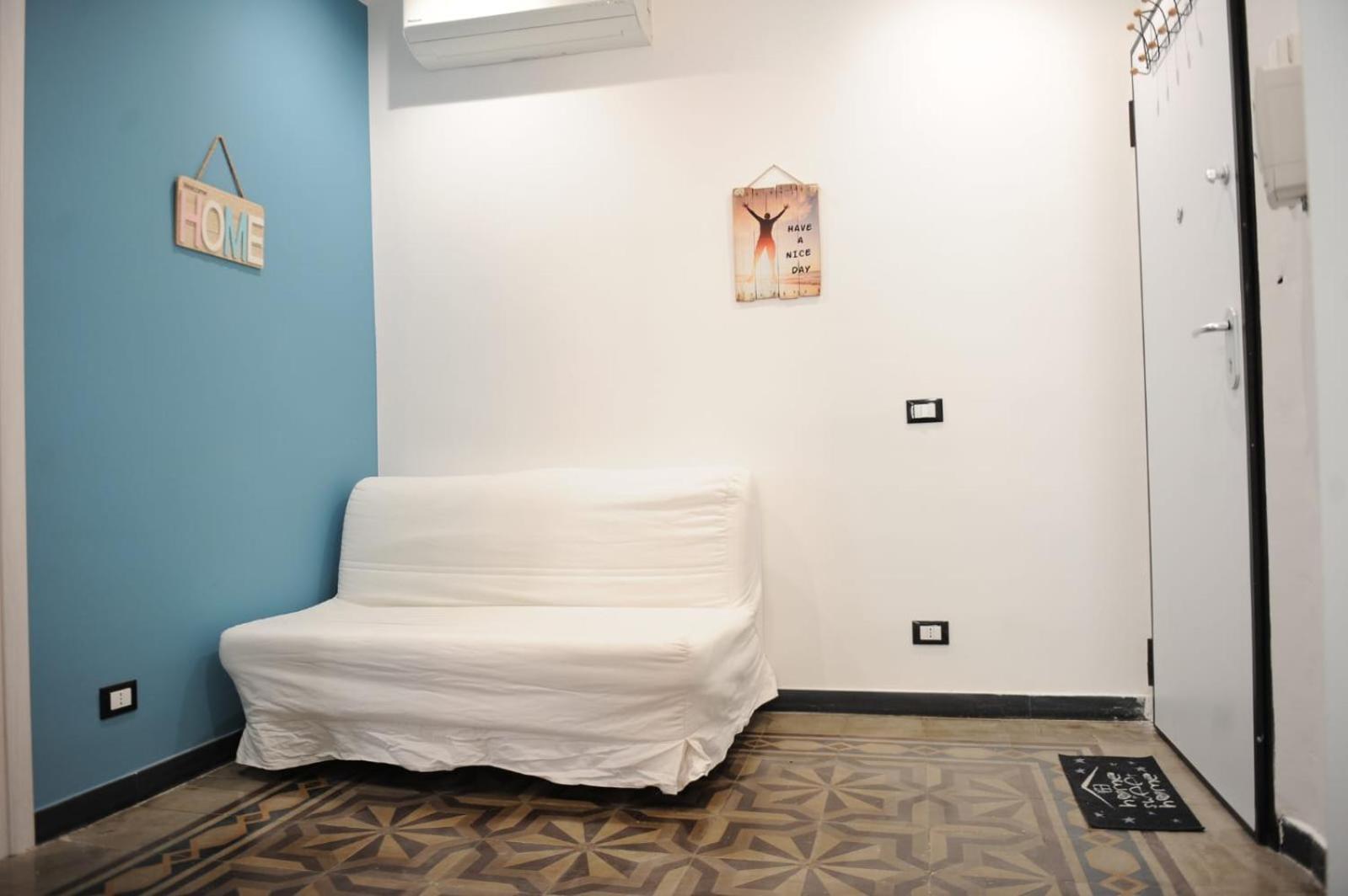 Lauretta: Adiacente Metro Apartment Genua