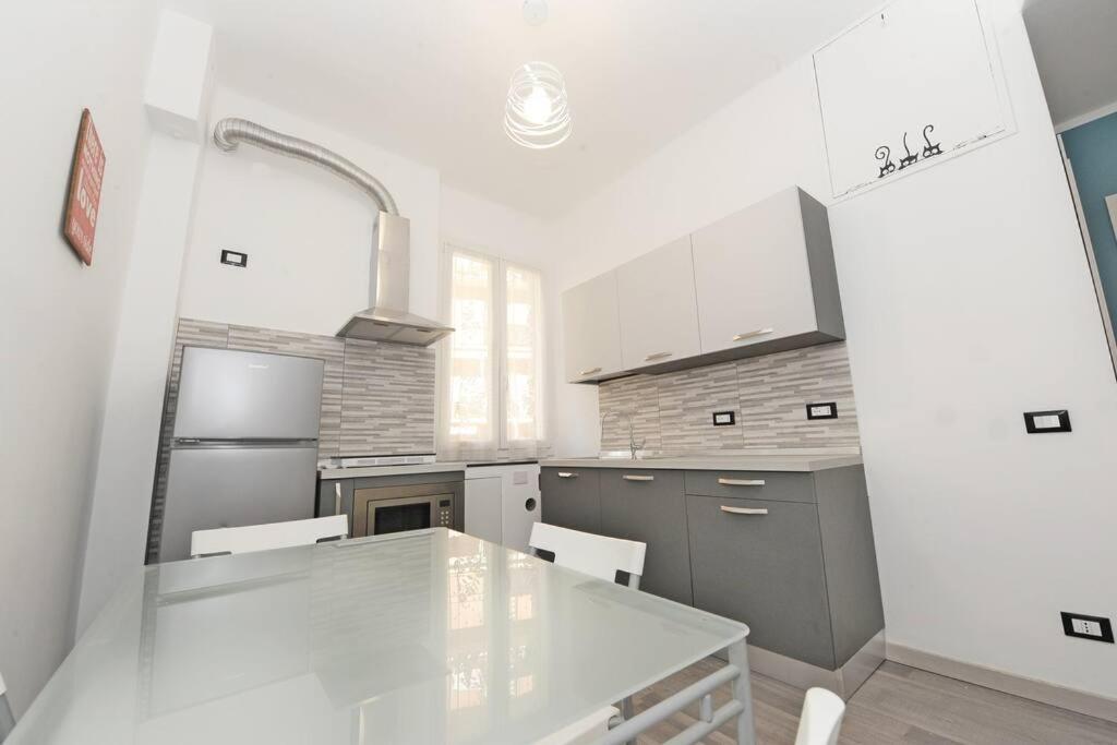 Apartment Lauretta: Adiacente Metro Genua